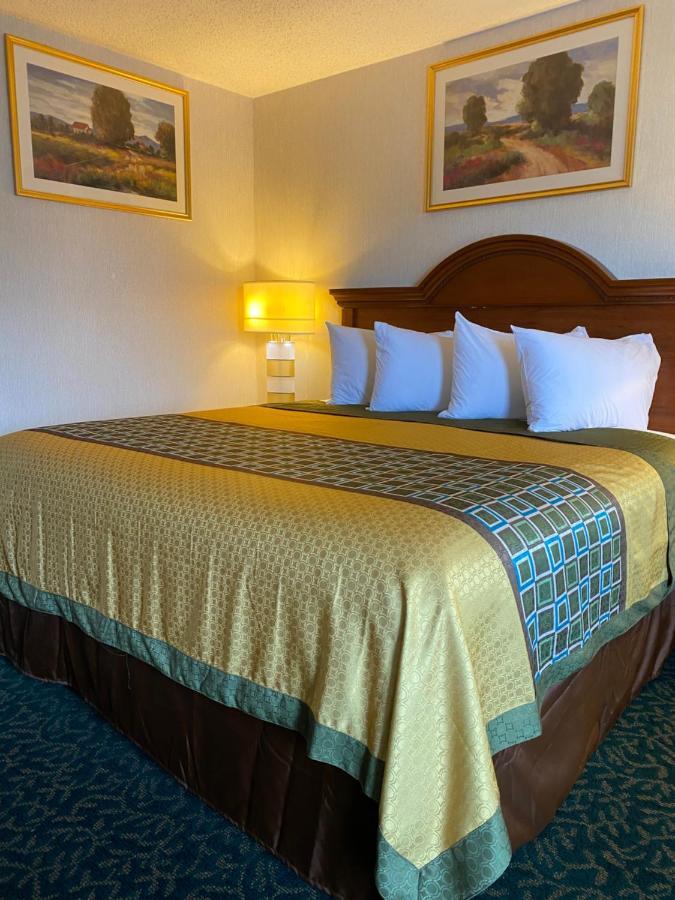 Harrisonville Inn & Suites Ngoại thất bức ảnh